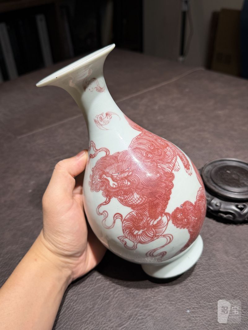 清道光 釉里红太狮少狮玉壶春瓶（配木座、老盒） - 图6